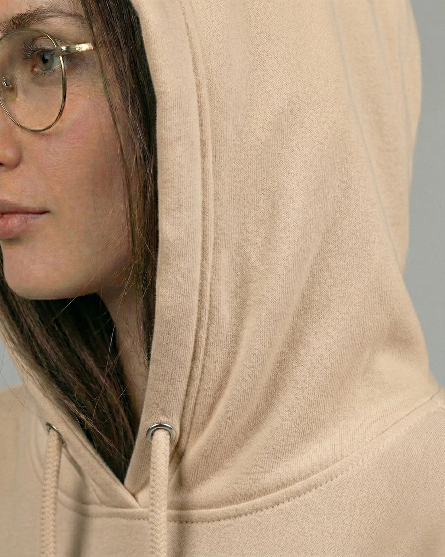 Lama Libre Statement Hoodie in Desert Dust Detailansicht Kapuze. Ein bequemer Kapuzenpullover aus Bio-Baumwolle, ideal für Freigeister und als Geschenkidee.