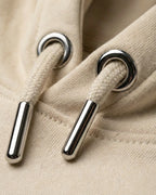 Lama Libre Statement Hoodie in Desert Dust Detailansicht. Ein bequemer Kapuzenpullover aus Bio-Baumwolle, ideal für Freigeister und als Geschenkidee.