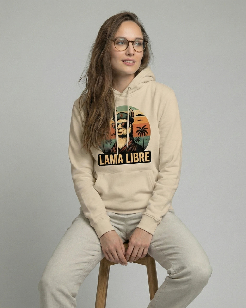 Lama Libre Statement Hoodie in Desert Dust frontal. Ein bequemer Kapuzenpullover für Damen aus Bio-Baumwolle, ideal für Freigeister und als Geschenkidee.