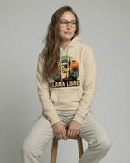 Lama Libre Statement Hoodie in Desert Dust frontal. Ein bequemer Kapuzenpullover für Damen aus Bio-Baumwolle, ideal für Freigeister und als Geschenkidee.