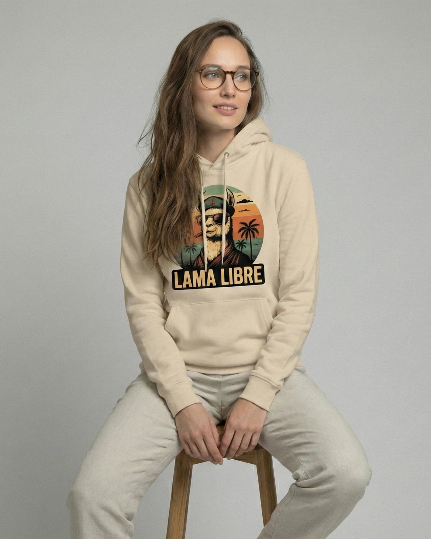 Lama Libre Statement Hoodie in Desert Dust frontal. Ein bequemer Kapuzenpullover für Damen aus Bio-Baumwolle, ideal für Freigeister und als Geschenkidee.
