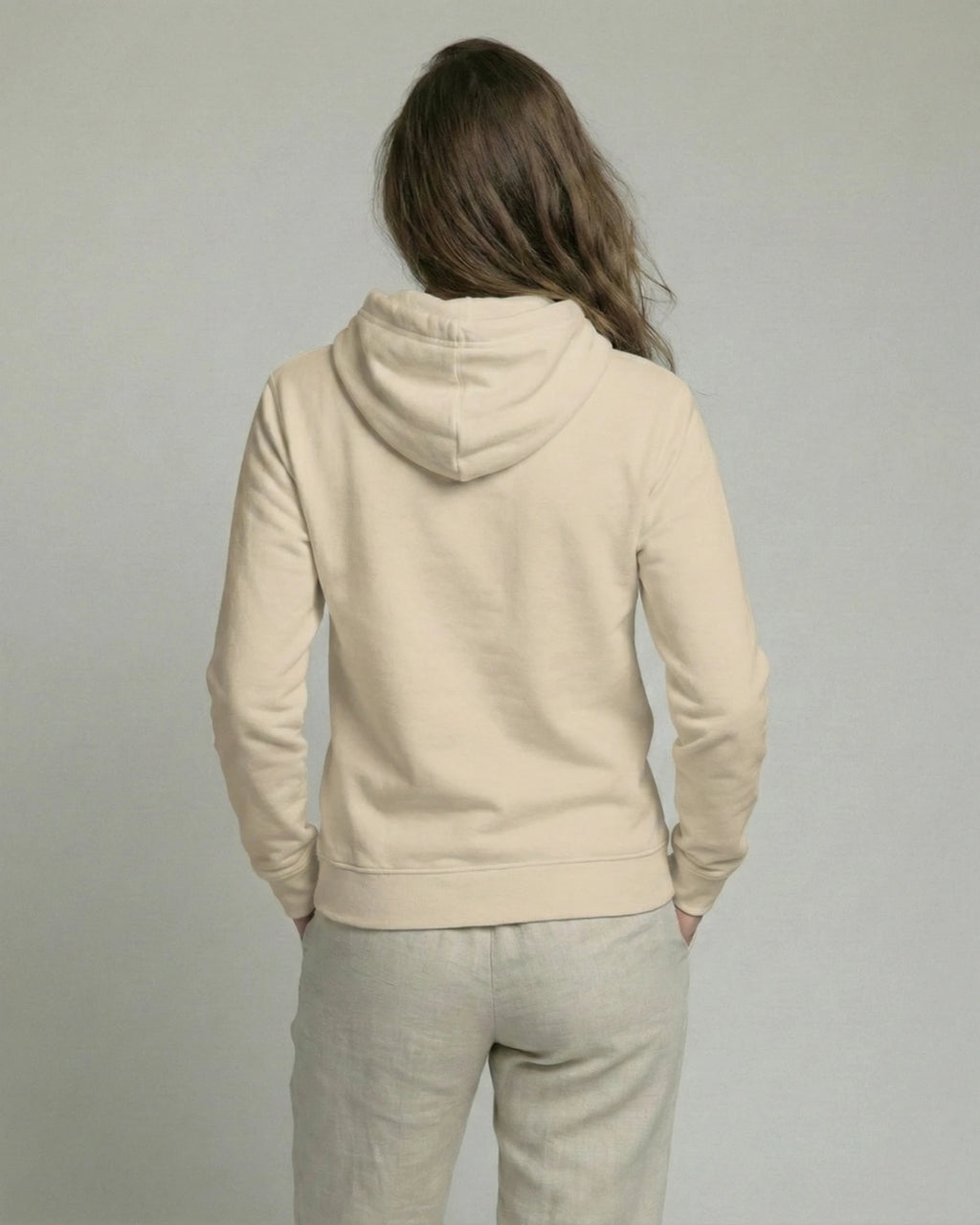 Lama Libre Statement Hoodie in Desert Dust Rückansicht. Ein bequemer Kapuzenpullover für Damen aus Bio-Baumwolle, ideal für Freigeister und als Geschenkidee.