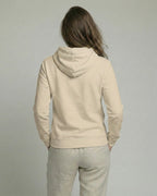 Lama Libre Statement Hoodie in Desert Dust Rückansicht. Ein bequemer Kapuzenpullover für Damen aus Bio-Baumwolle, ideal für Freigeister und als Geschenkidee.