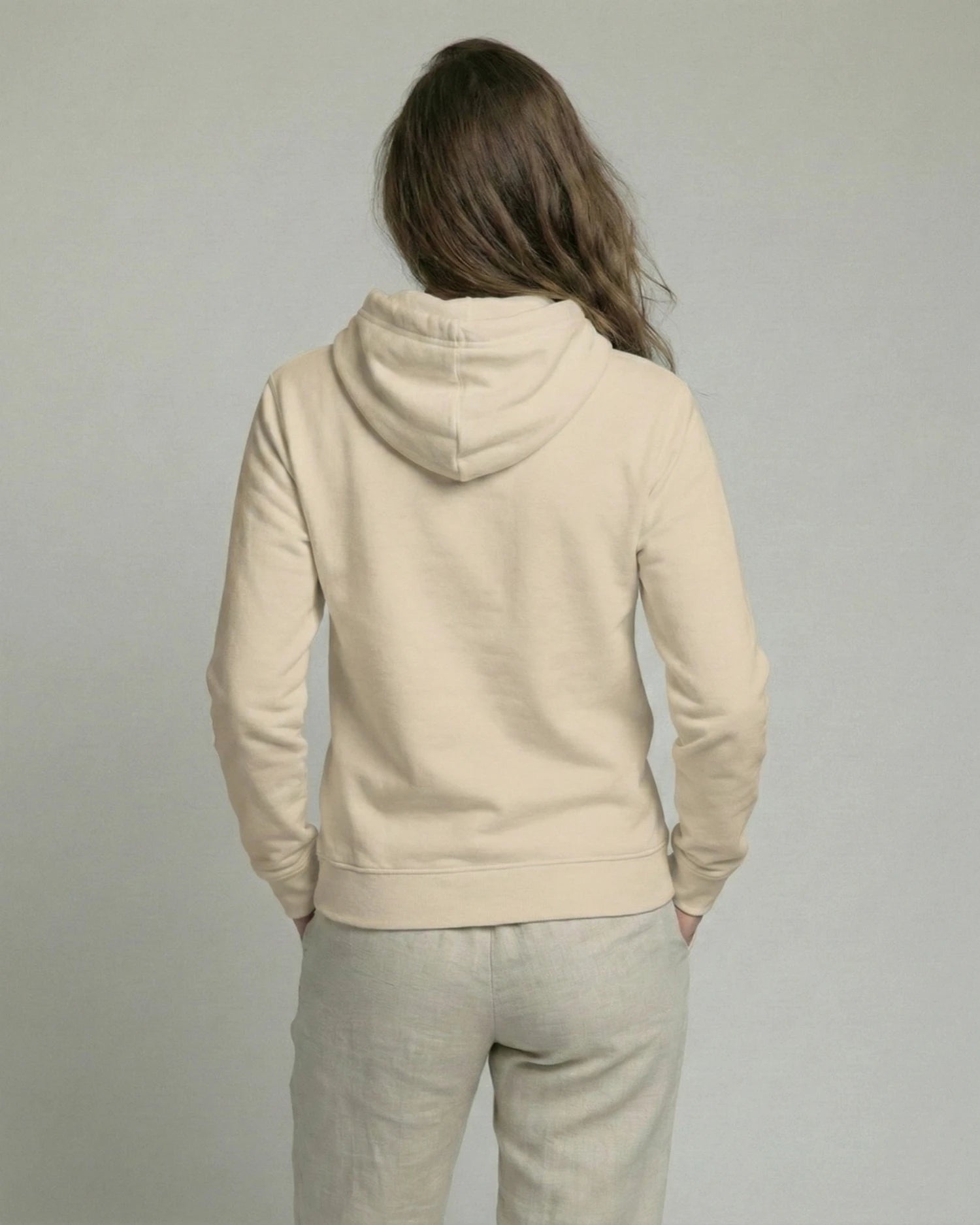 Lama Libre Statement Hoodie in Desert Dust Rückansicht. Ein bequemer Kapuzenpullover für Damen aus Bio-Baumwolle, ideal für Freigeister und als Geschenkidee.