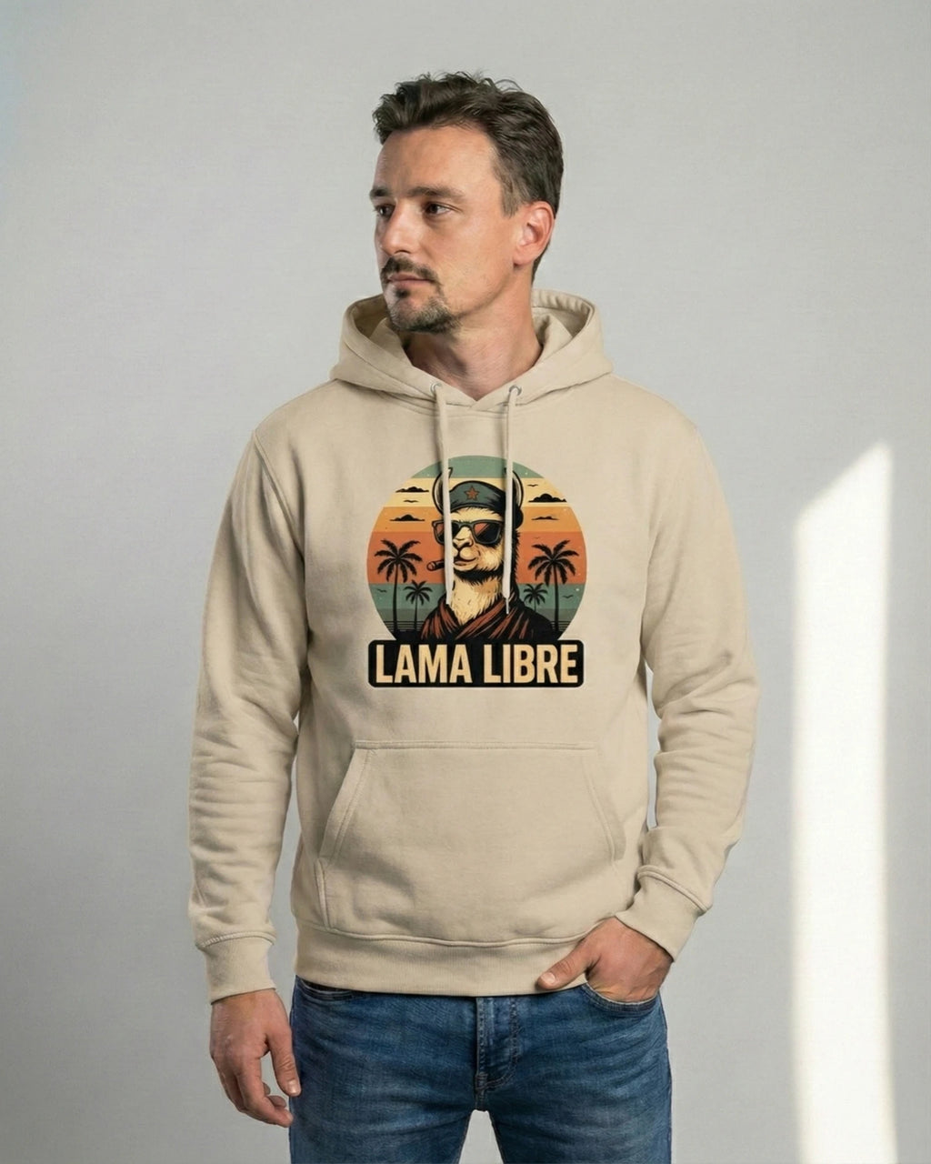 Lama Libre Statement Hoodie in Desert Dust frontal. Ein bequemer Kapuzenpullover für Herren aus Bio-Baumwolle, ideal für Freigeister und als Geschenkidee.