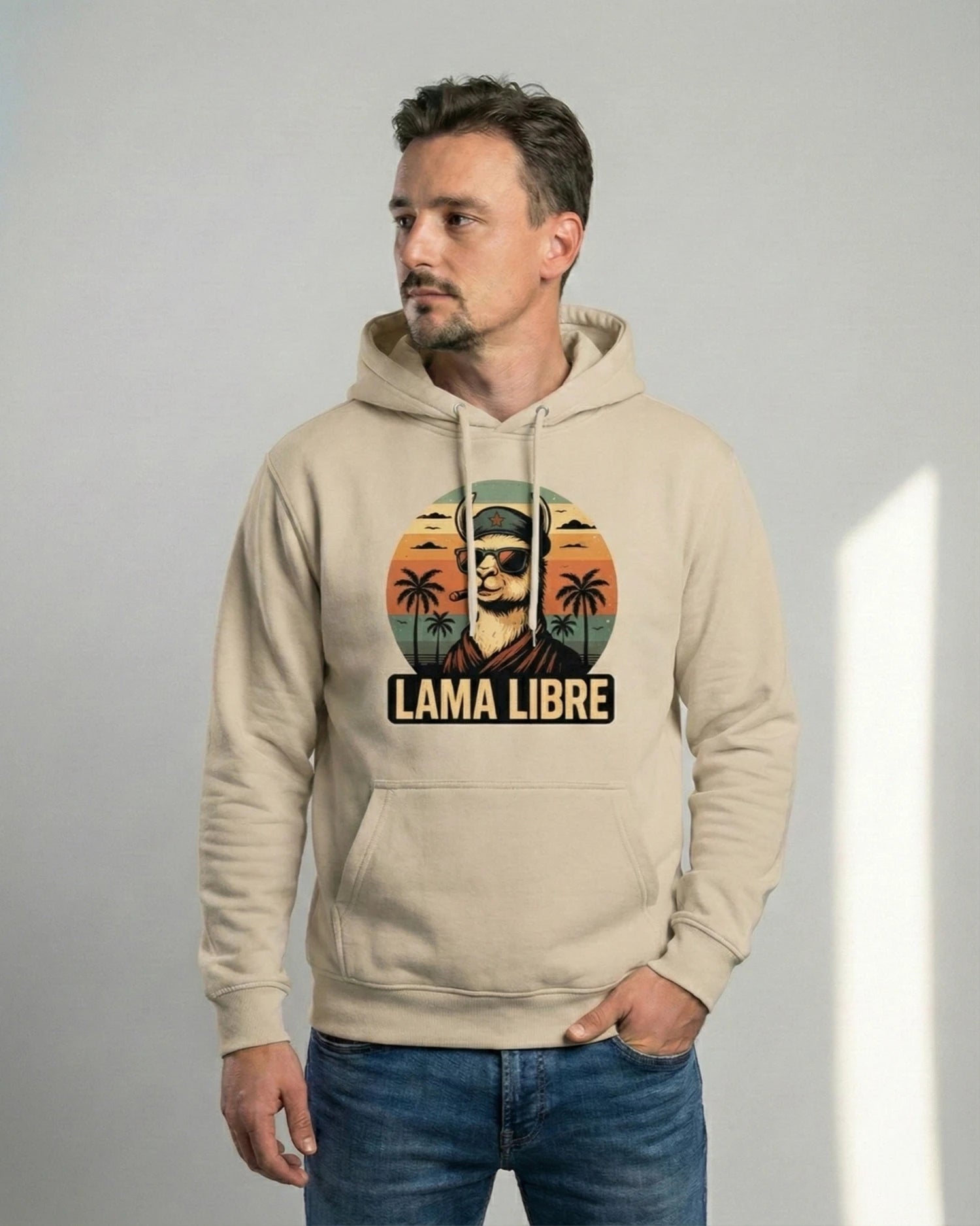 Lama Libre Statement Hoodie in Desert Dust frontal. Ein bequemer Kapuzenpullover für Herren aus Bio-Baumwolle, ideal für Freigeister und als Geschenkidee.