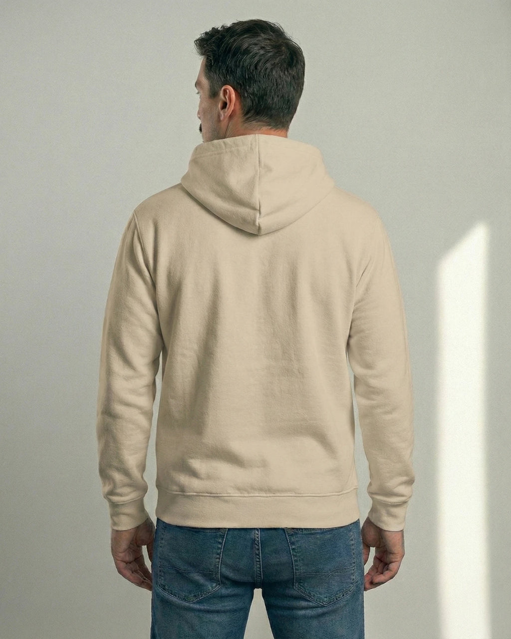Lama Libre Statement Hoodie in Desert Dust Rückansicht. Ein bequemer Kapuzenpullover für Herren aus Bio-Baumwolle, ideal für Freigeister und als Geschenkidee.