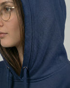 Lama Libre Statement Hoodie in French Navy Detailansicht Kapuze. Ein bequemer Kapuzenpullover aus Bio-Baumwolle, ideal für Freigeister und als Geschenkidee.