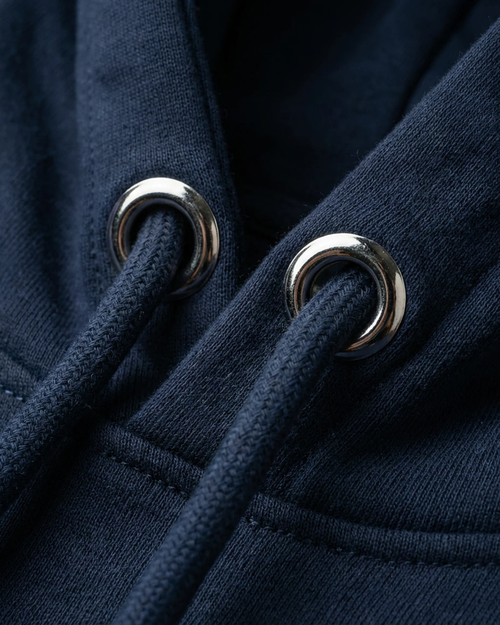 Lama Libre Statement Hoodie in French Navy Detailansicht. Ein bequemer Kapuzenpullover aus Bio-Baumwolle, ideal für Freigeister und als Geschenkidee.