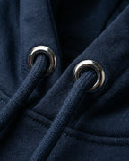 Lama Libre Statement Hoodie in French Navy Detailansicht. Ein bequemer Kapuzenpullover aus Bio-Baumwolle, ideal für Freigeister und als Geschenkidee.
