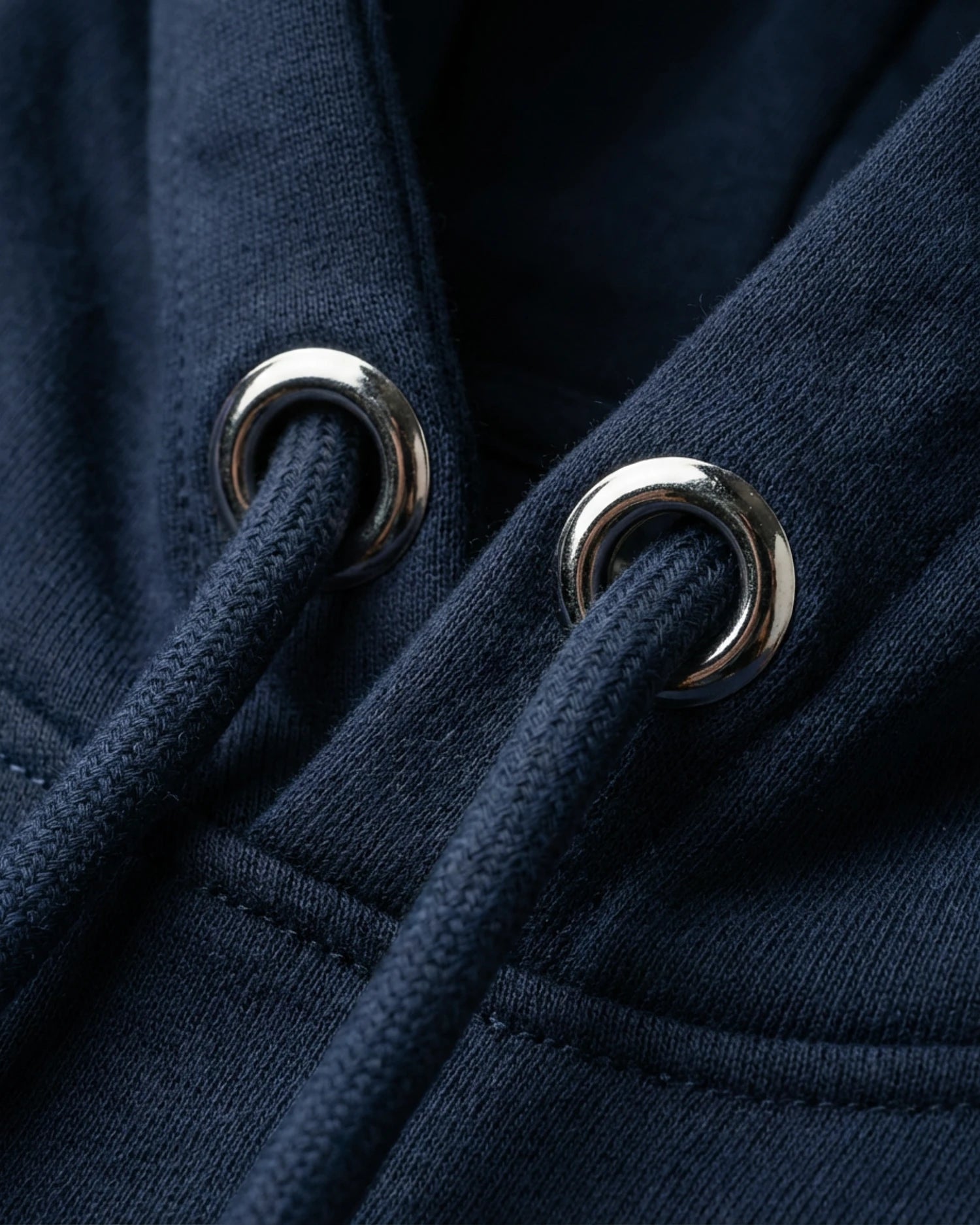 Lama Libre Statement Hoodie in French Navy Detailansicht. Ein bequemer Kapuzenpullover aus Bio-Baumwolle, ideal für Freigeister und als Geschenkidee.