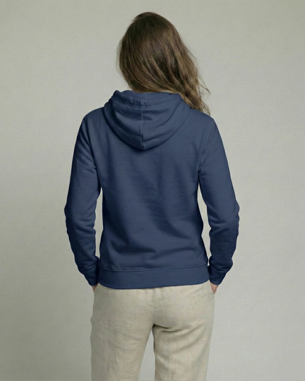 Lama Libre Statement Hoodie in French Navy Rückansicht. Ein bequemer Kapuzenpullover für Damen aus Bio-Baumwolle, ideal für Freigeister und als Geschenkidee.