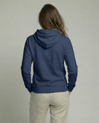 Lama Libre Statement Hoodie in French Navy Rückansicht. Ein bequemer Kapuzenpullover für Damen aus Bio-Baumwolle, ideal für Freigeister und als Geschenkidee.