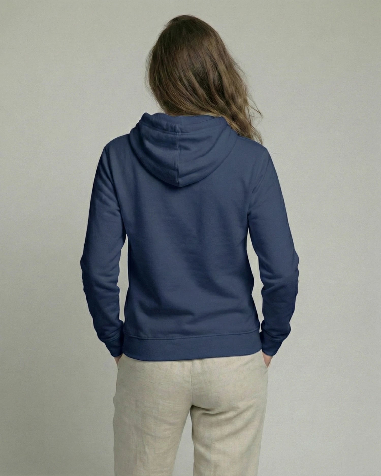 Lama Libre Statement Hoodie in French Navy Rückansicht. Ein bequemer Kapuzenpullover für Damen aus Bio-Baumwolle, ideal für Freigeister und als Geschenkidee.