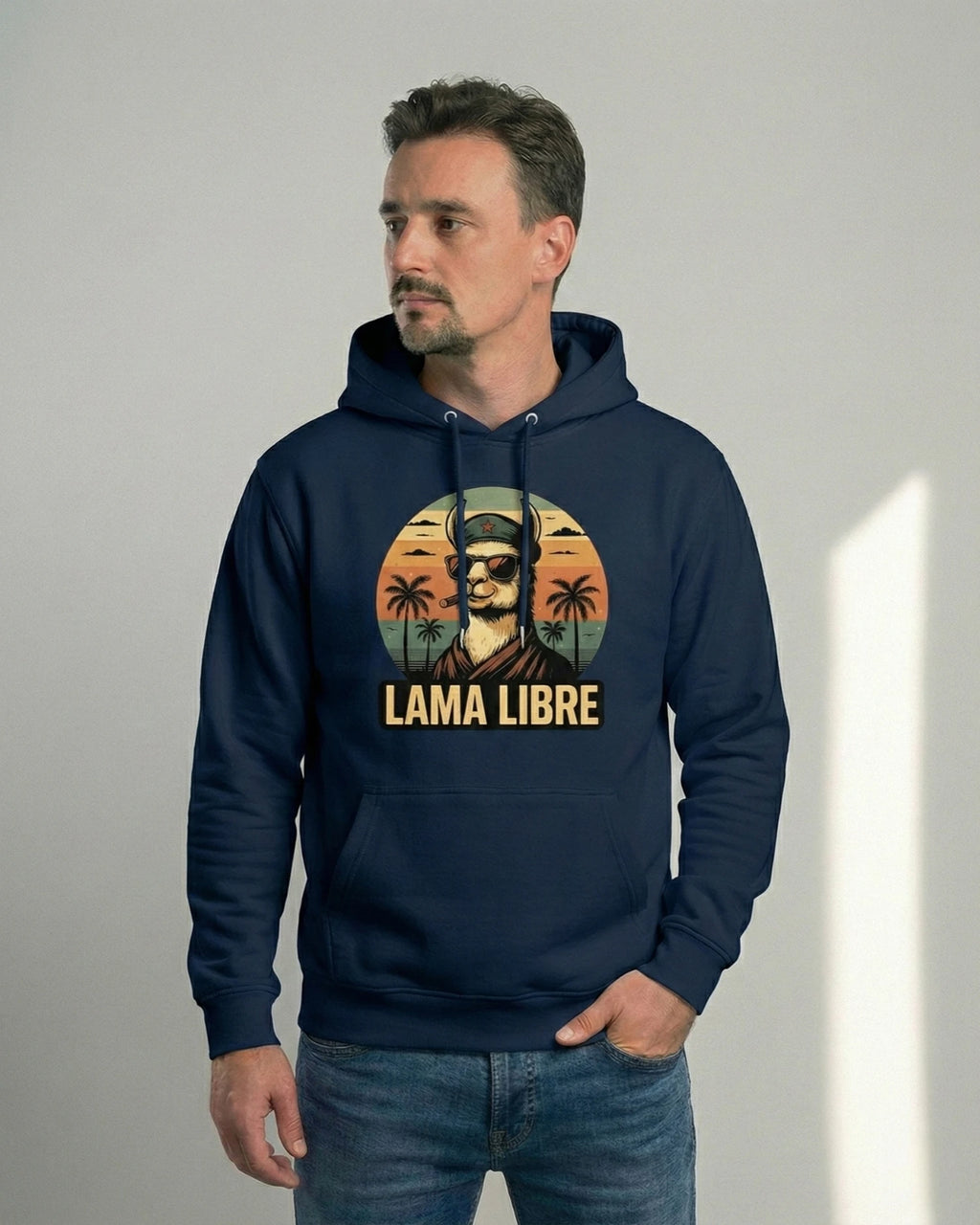 Lama Libre Statement Hoodie in French Navy frontal. Ein bequemer Kapuzenpullover für Herren aus Bio-Baumwolle, ideal für Freigeister und als Geschenkidee.