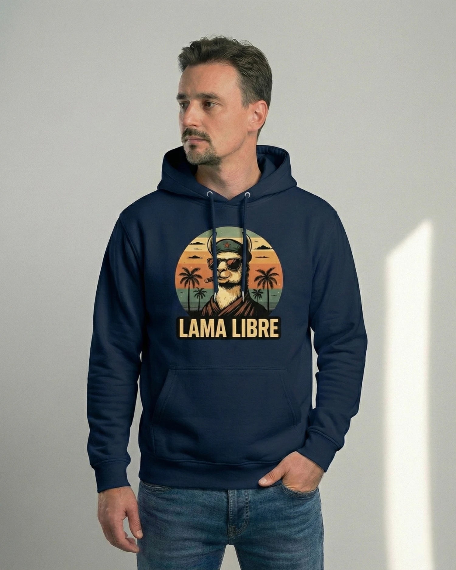 Lama Libre Statement Hoodie in French Navy frontal. Ein bequemer Kapuzenpullover für Herren aus Bio-Baumwolle, ideal für Freigeister und als Geschenkidee.