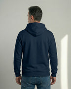 Lama Libre Statement Hoodie in French Navy Rückansicht. Ein bequemer Kapuzenpullover für Herren aus Bio-Baumwolle, ideal für Freigeister und als Geschenkidee.