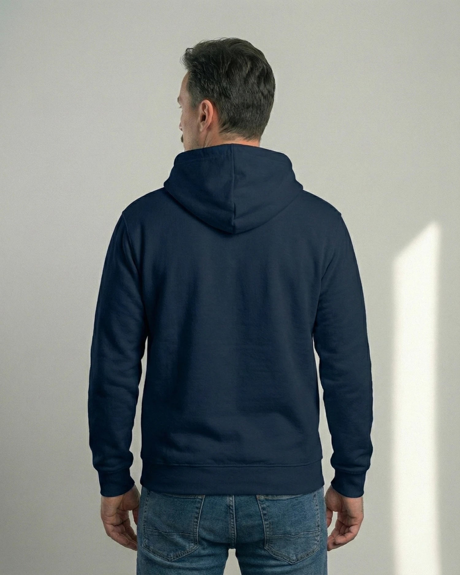 Lama Libre Statement Hoodie in French Navy Rückansicht. Ein bequemer Kapuzenpullover für Herren aus Bio-Baumwolle, ideal für Freigeister und als Geschenkidee.