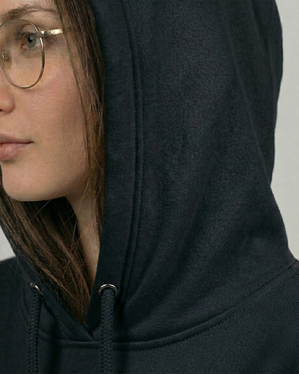 Lama Libre Statement Hoodie in Schwarz Detailansicht Kapuze. Ein bequemer Kapuzenpullover aus Bio-Baumwolle, ideal für Freigeister und als Geschenkidee.