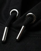 Lama Libre Statement Hoodie in Schwarz Detailansicht. Ein bequemer Kapuzenpullover aus Bio-Baumwolle, ideal für Freigeister und als Geschenkidee.