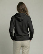 Lama Libre Statement Hoodie in Schwarz Rückansicht. Ein bequemer Kapuzenpullover für Damen aus Bio-Baumwolle, ideal für Freigeister und als Geschenkidee.