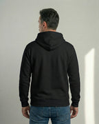 Lama Libre Statement Hoodie in Schwarz Rückansicht. Ein bequemer Kapuzenpullover für Herren aus Bio-Baumwolle, ideal für Freigeister und als Geschenkidee.