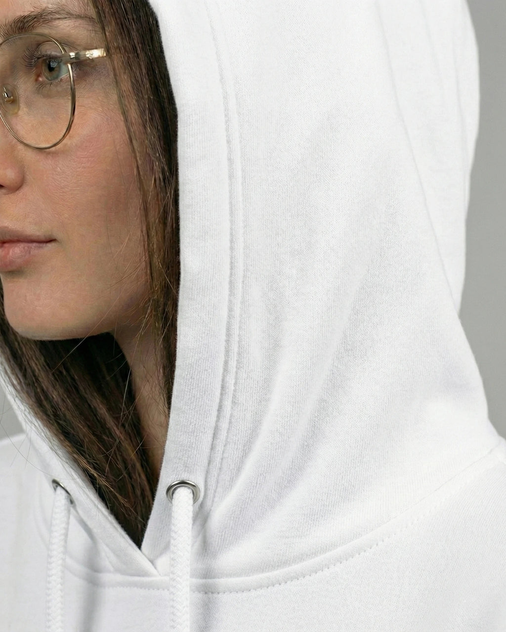 Lama Libre Statement Hoodie in Weiß Detailansicht Kapuze. Ein bequemer Kapuzenpullover aus Bio-Baumwolle, ideal für Freigeister und als Geschenkidee.