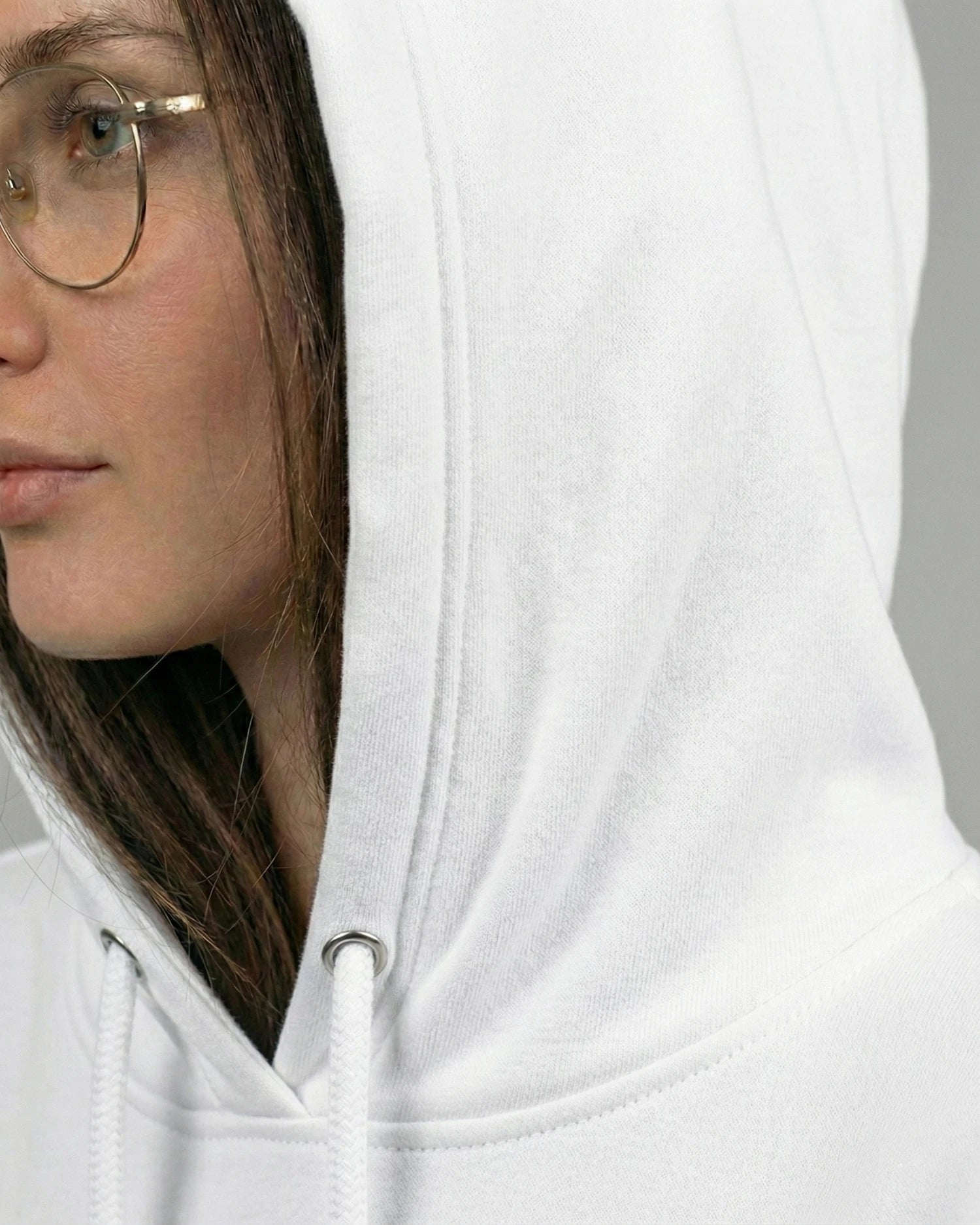 Lama Libre Statement Hoodie in Weiß Detailansicht Kapuze. Ein bequemer Kapuzenpullover aus Bio-Baumwolle, ideal für Freigeister und als Geschenkidee.