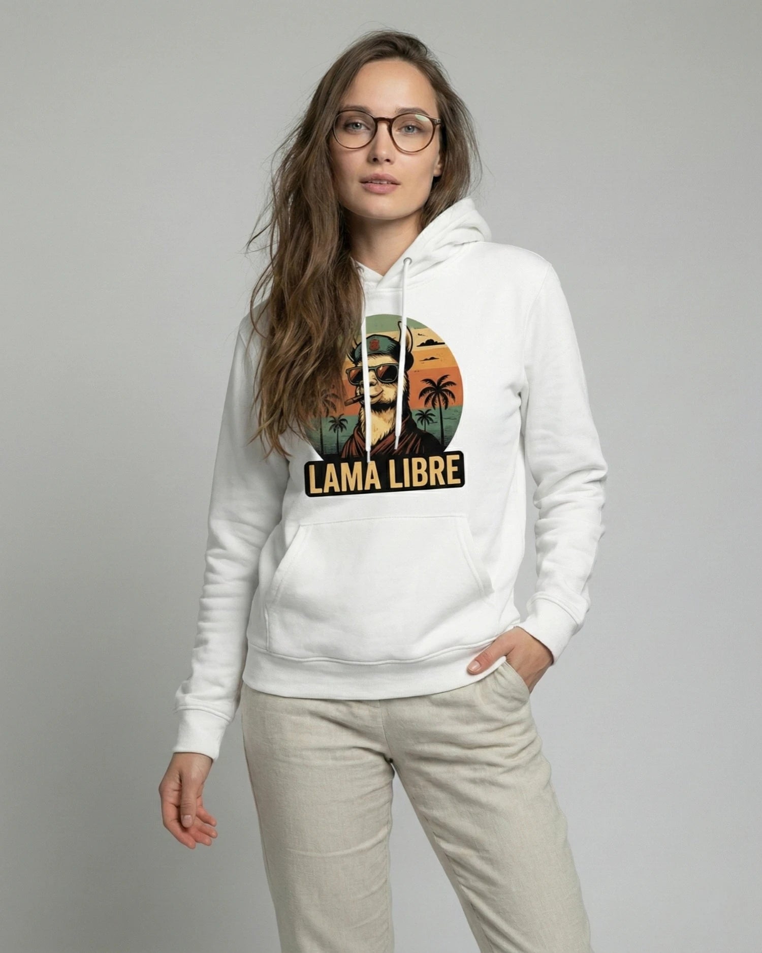 Lama Libre Statement Hoodie in Weiß frontal. Ein bequemer Kapuzenpullover für Damen aus Bio-Baumwolle, ideal für Freigeister und als Geschenkidee.