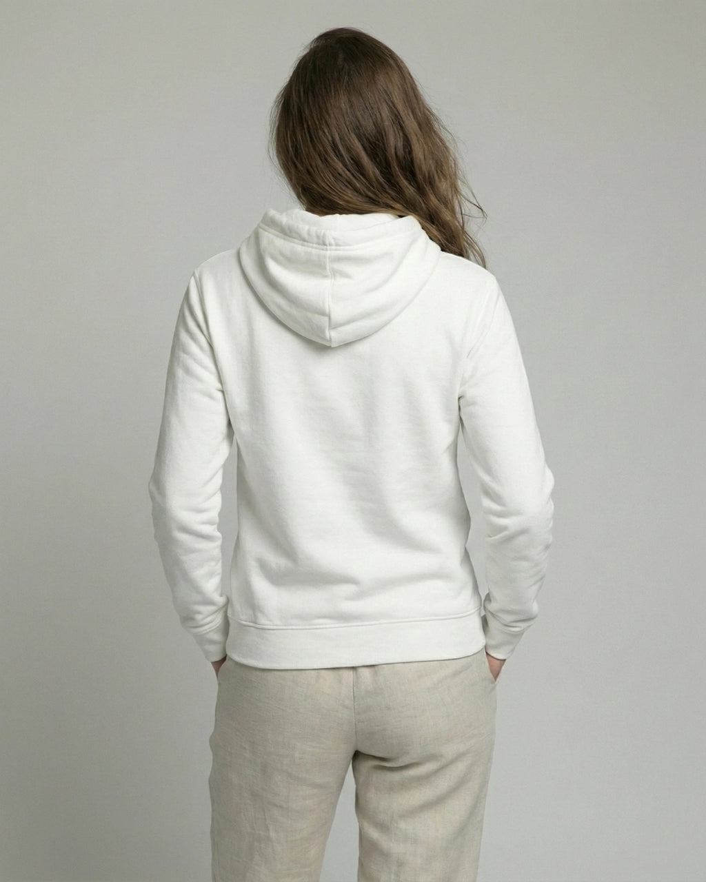 Lama Libre Statement Hoodie in Weiß Rückansicht. Ein bequemer Kapuzenpullover für Damen aus Bio-Baumwolle, ideal für Freigeister und als Geschenkidee.