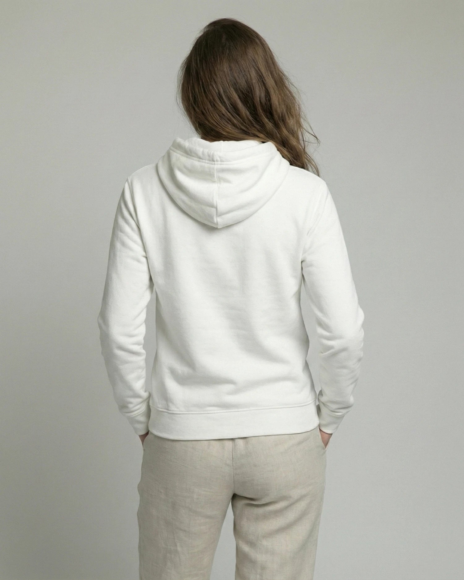 Lama Libre Statement Hoodie in Weiß Rückansicht. Ein bequemer Kapuzenpullover für Damen aus Bio-Baumwolle, ideal für Freigeister und als Geschenkidee.