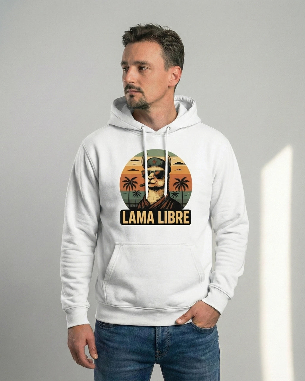 Lama Libre Statement Hoodie in Weiß frontal. Ein bequemer Kapuzenpullover für Herren aus Bio-Baumwolle, ideal für Freigeister und als Geschenkidee.