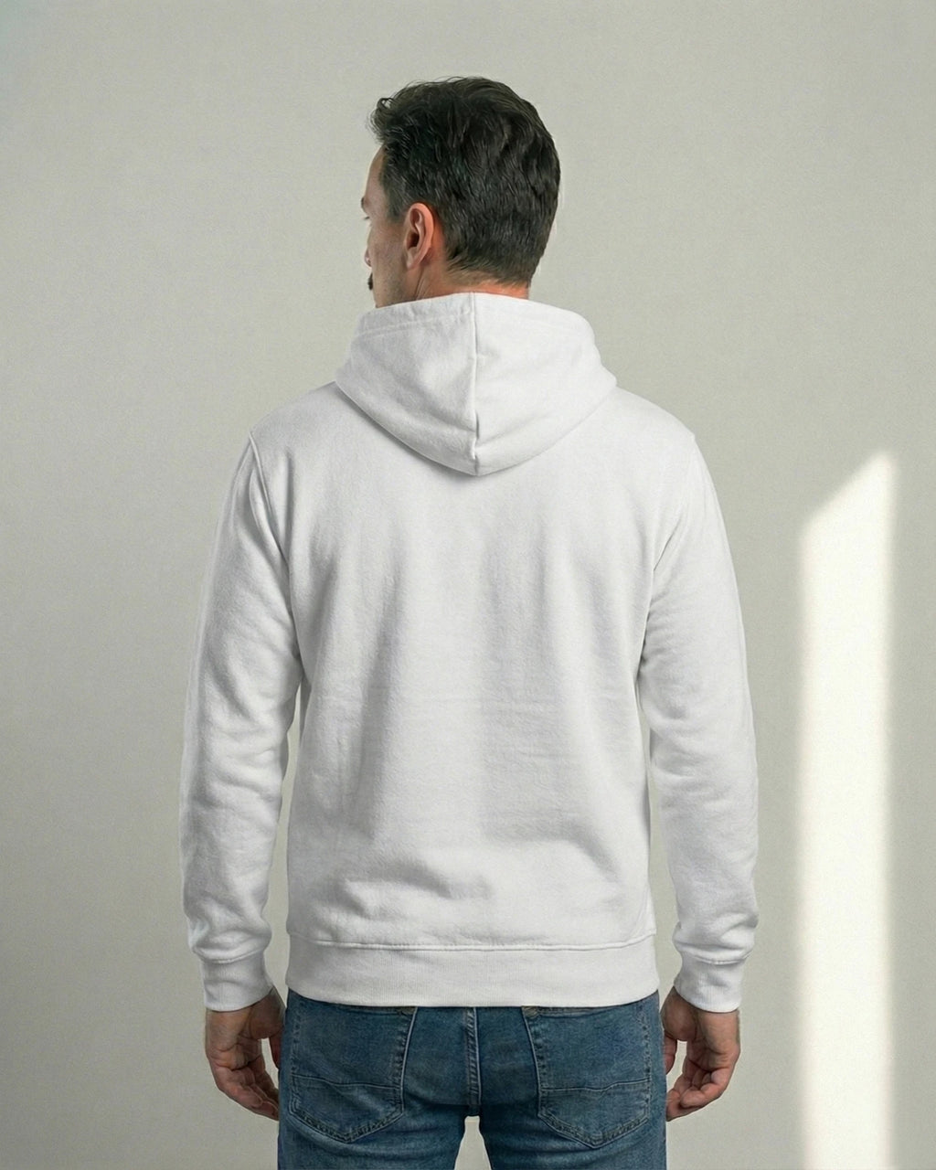 Lama Libre Statement Hoodie in Weiß Rückansicht. Ein bequemer Kapuzenpullover für Herren aus Bio-Baumwolle, ideal für Freigeister und als Geschenkidee.
