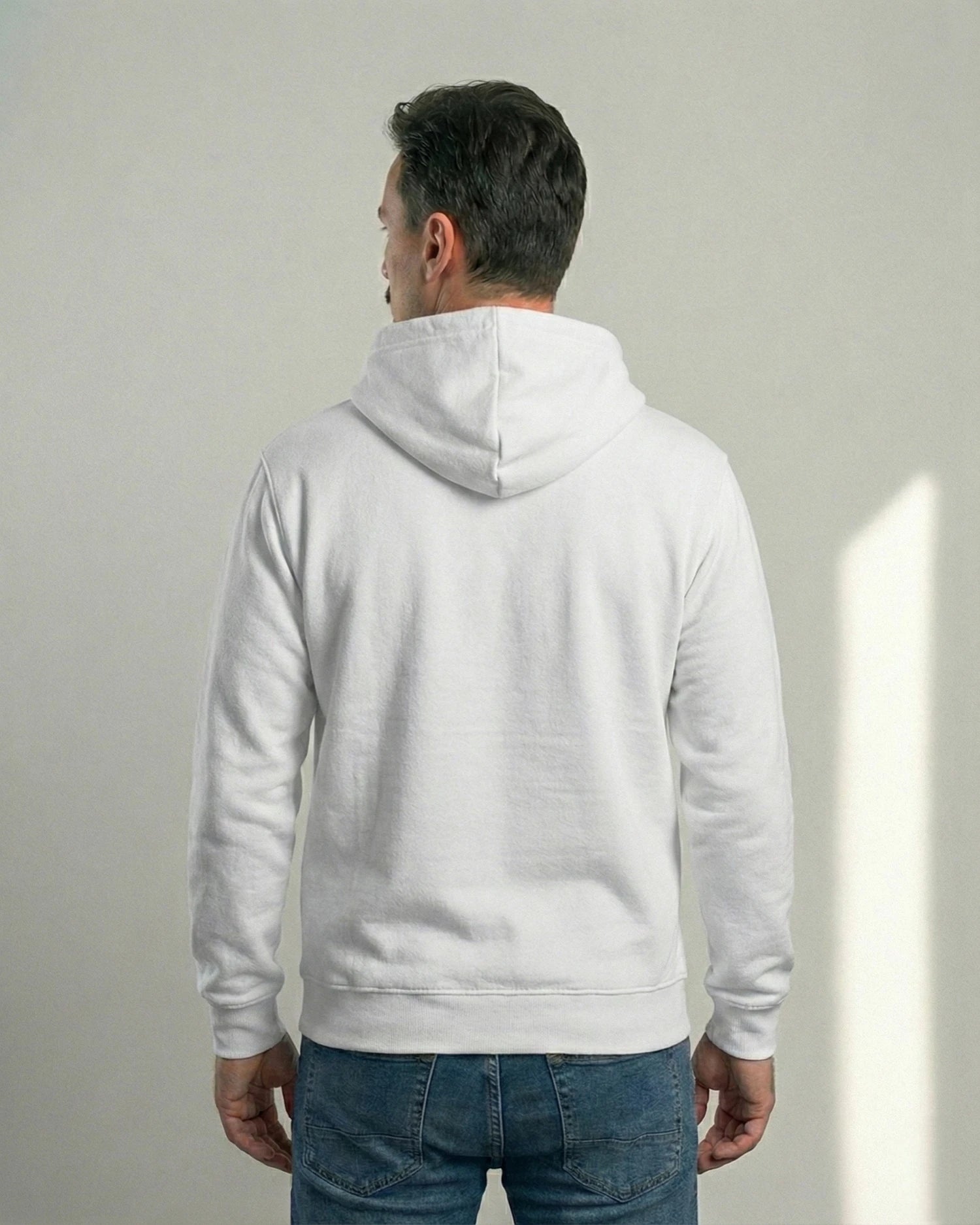 Lama Libre Statement Hoodie in Weiß Rückansicht. Ein bequemer Kapuzenpullover für Herren aus Bio-Baumwolle, ideal für Freigeister und als Geschenkidee.