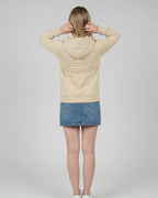 Lamaste Hoodie in Desert-dust, für Damen in Rückenansicht. Lama Hoodie, Yoga Bekleidung, Lamasté Spruch.
