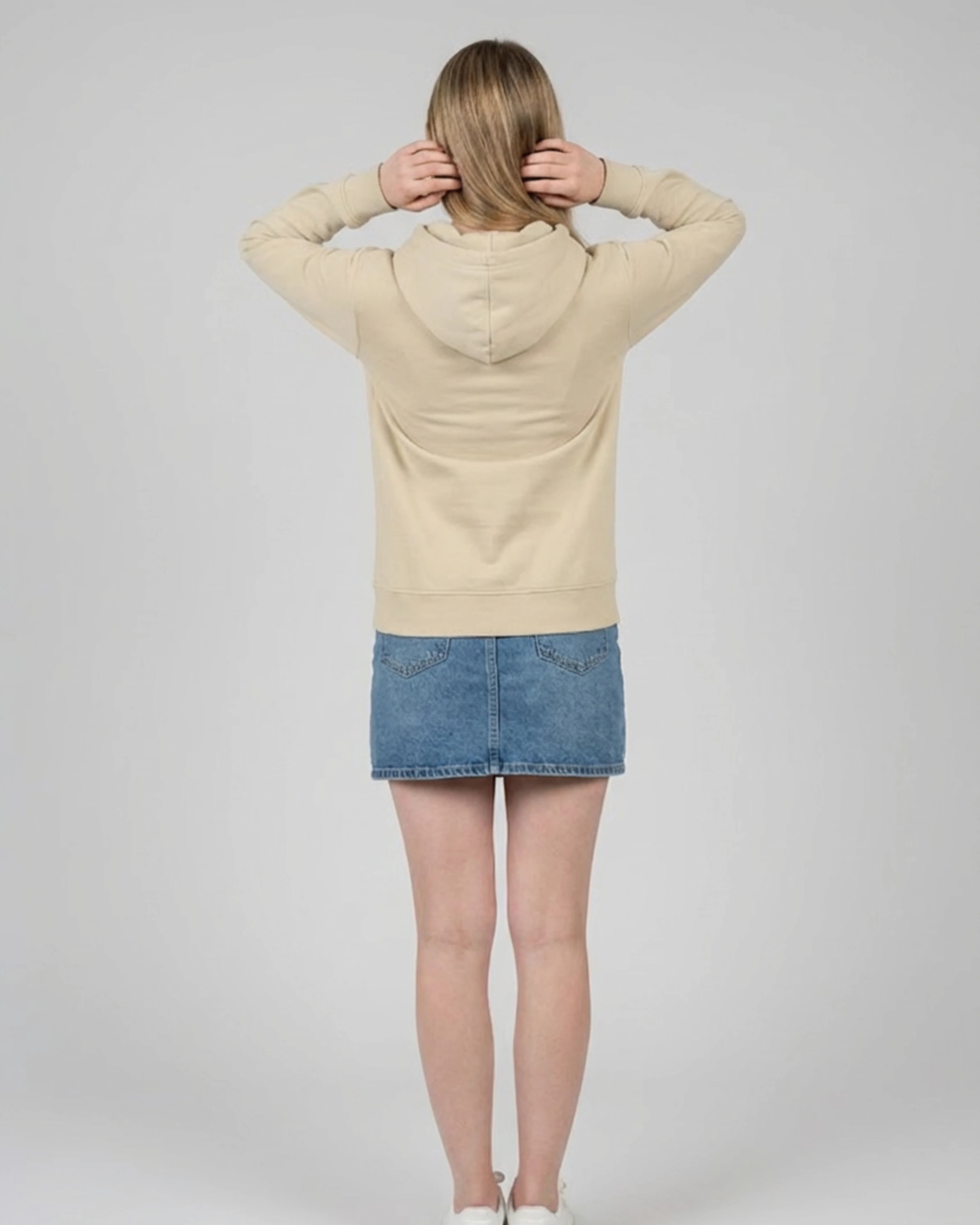 Lamaste Hoodie in Desert-dust, für Damen in Rückenansicht. Lama Hoodie, Yoga Bekleidung, Lamasté Spruch.