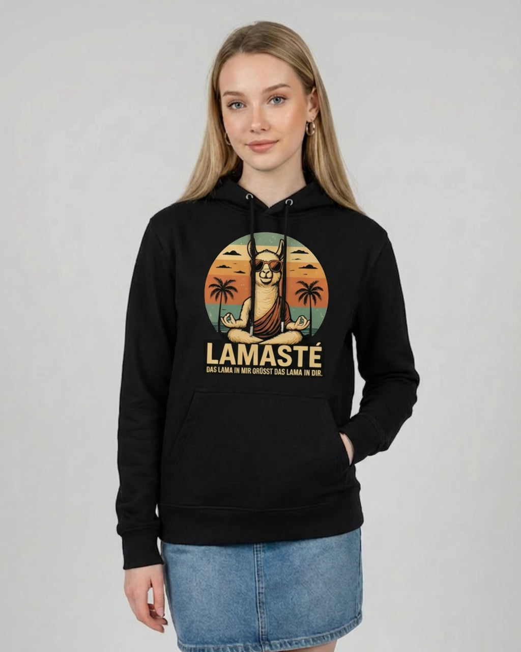 Lamaste Hoodie in Schwarz, für Damen in Frontalansicht. Spiritueller Yoga Hoodie Lamasté, entspannter Hoodie, Gelassenhe...