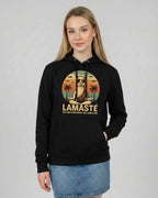 Lamaste Hoodie in Schwarz, für Damen in Frontalansicht. Spiritueller Yoga Hoodie Lamasté, entspannter Hoodie, Gelassenhe...