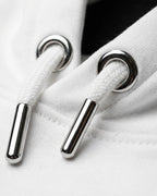 Lamaste Hoodie in Weiss, Detailansicht des Drucks mit hochwertigem Design und klaren Linien. Lama Hoodie, kuscheliger Ho...