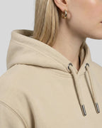 Detailansicht der Kapuze des Lamerica Hoodies in Desert Dust. weiche Bio-Baumwolle zeigt die hochwertige Verarbeitung.