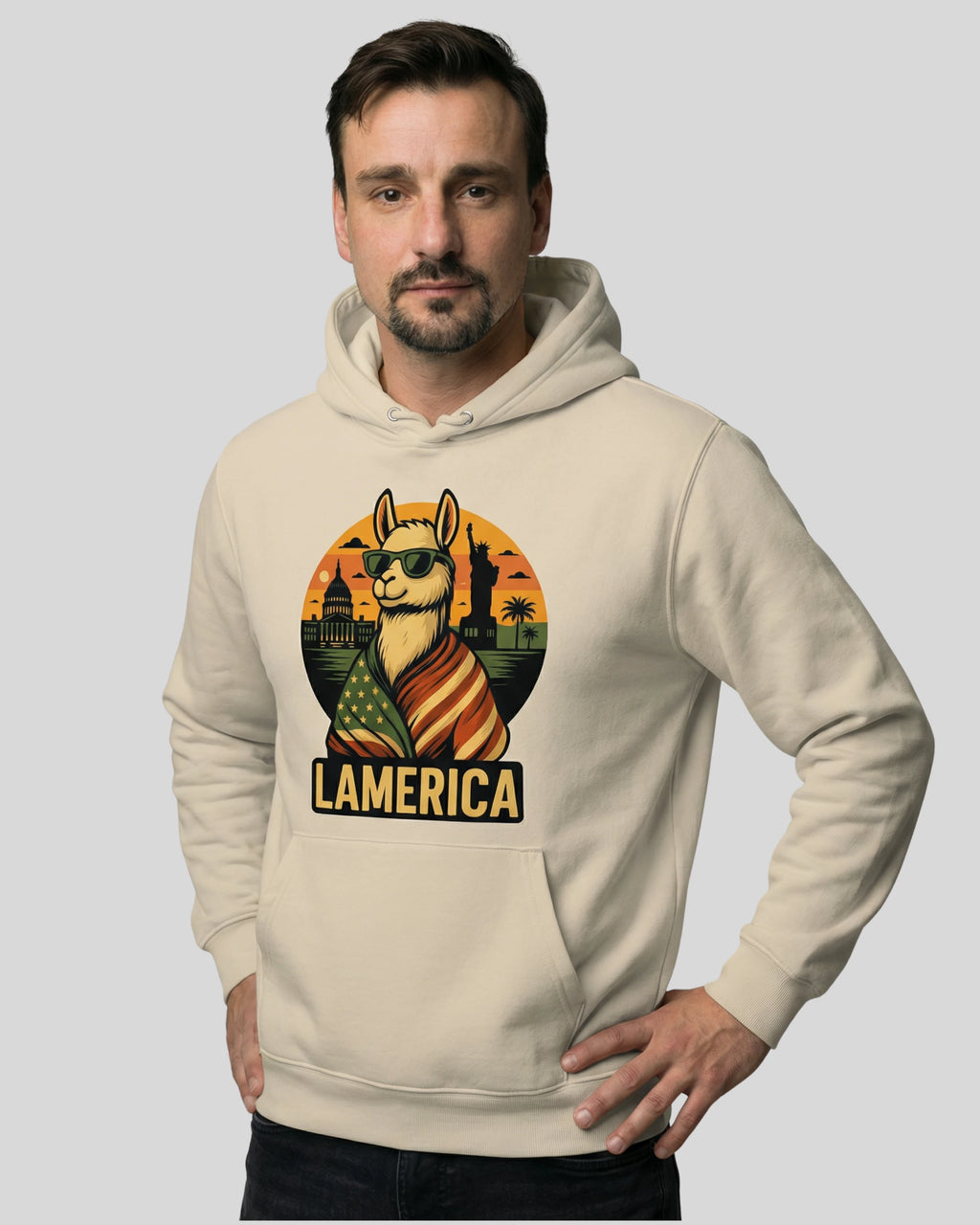 Lamerica Hoodie in Desert Dust für Herren – Streetwear Hoodie mit Freiheits-Motiv. Frontalansicht des coolen Statement-Pieces.