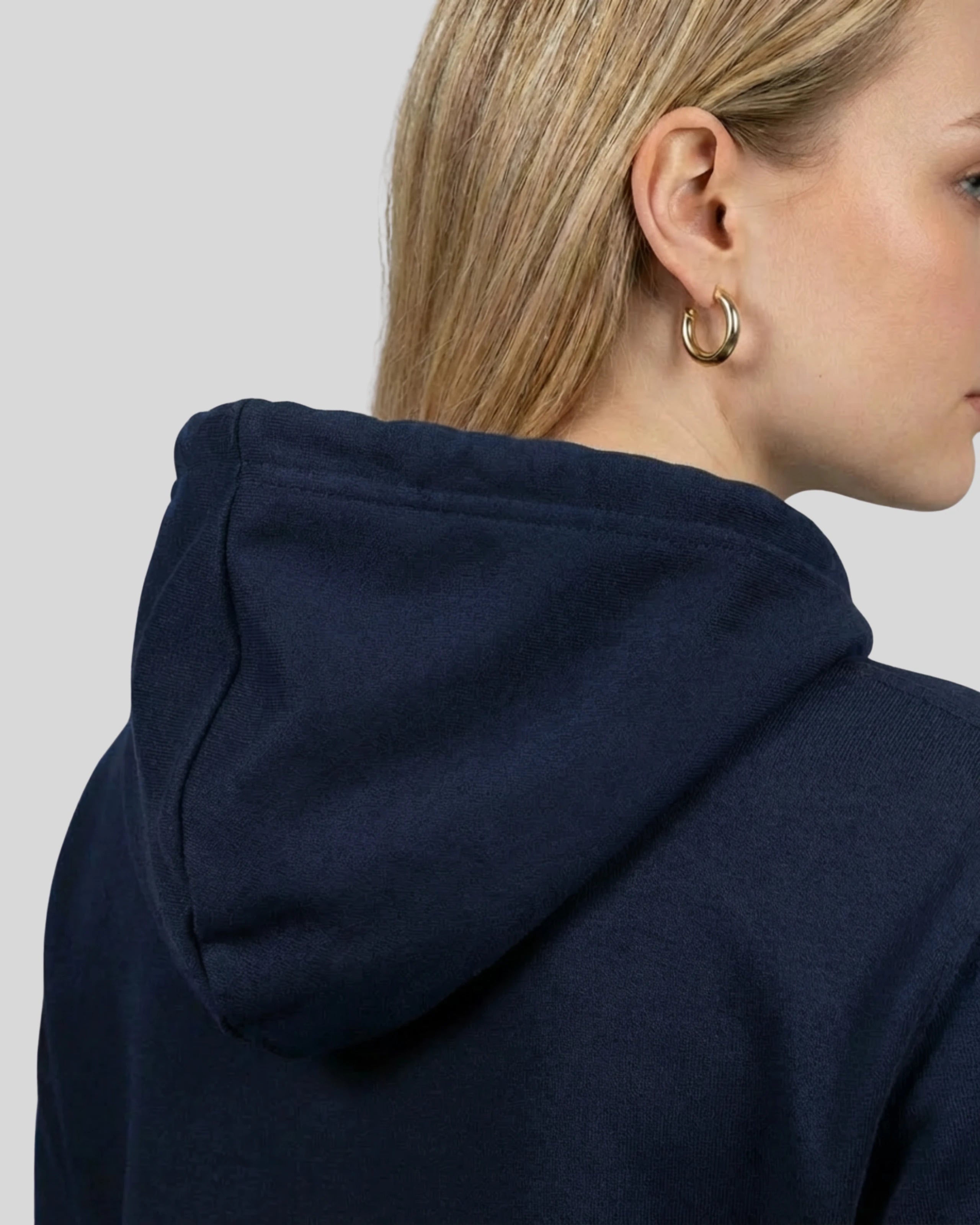 Detailansicht der Kapuze des Lamerica Hoodies in French Navy. weiche Bio-Baumwolle zeigt die hochwertige Verarbeitung.