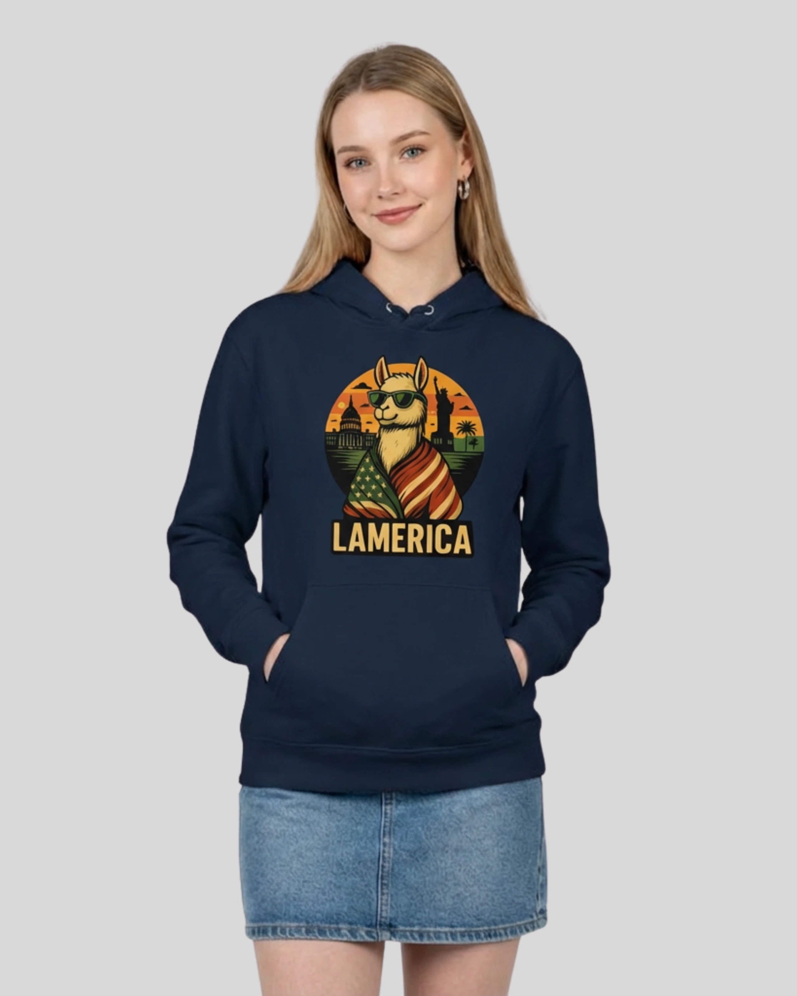 Lamerica Hoodie in French Navy für Damen – Statement-Hoodie für Freiheitsliebende. Frontalansicht des stylischen Kapuzenpullovers.