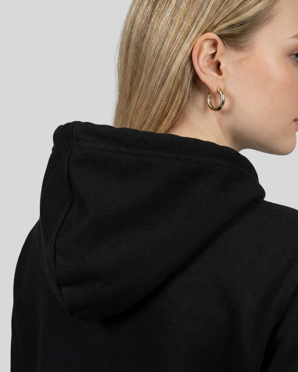 Detailansicht der Kapuze des Lamerica Hoodies in Schwarz. fair produzierte Mode zeigt die hochwertige Verarbeitung.