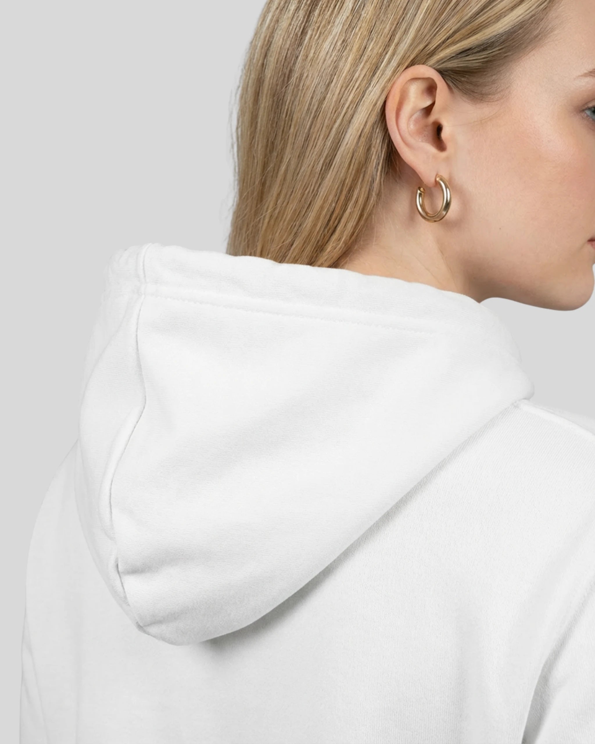 Detailansicht der Kapuze des Lamerica Hoodies in Weiß. weiche Bio-Baumwolle zeigt die hochwertige Verarbeitung.