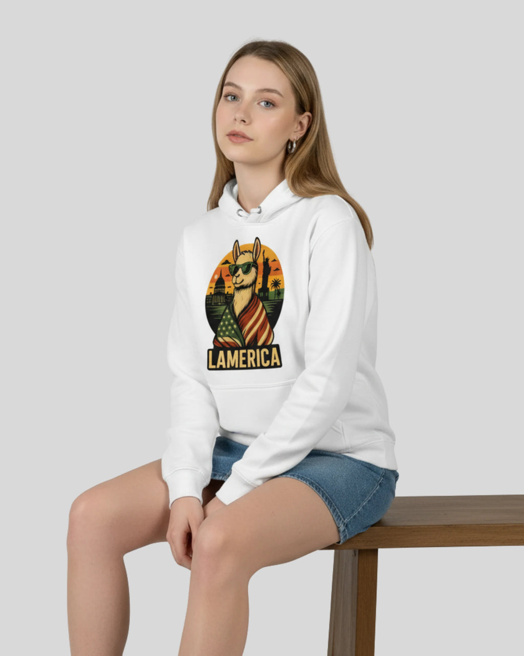 Lamerica Hoodie in Weiß für Damen – Streetwear Hoodie mit Lamerica-Print. Frontalansicht des stylischen Kapuzenpullovers.