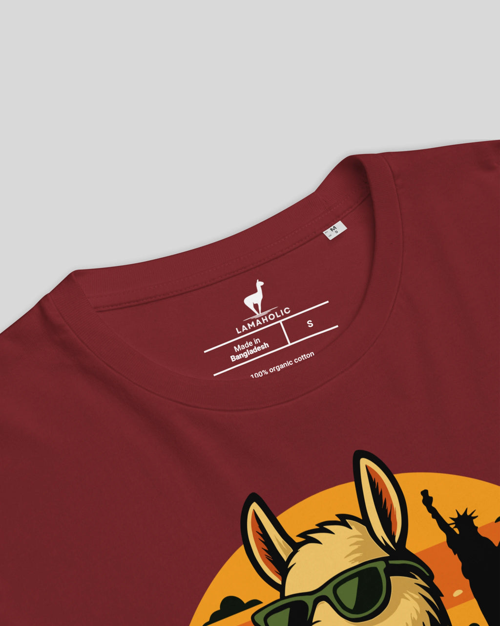 Detailaufnahme des Nackenlabels vom Lamerica T-Shirt in Burgundi. Zeigt die feine Stoffqualität und das Markenlogo.