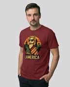 Frontansicht des Lamerica T-Shirts in Burgundi für Herren. Ein Statement-Shirt für Herren aus Bio-Baumwolle für einen selbstbewussten Auftritt.