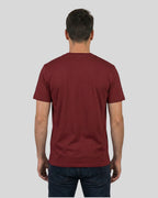 Rückenansicht des Lamerica T-Shirts in Burgundi für Herren. Das lässiges Männer-Outfit unterstreicht den lässigen und ironischen Look.