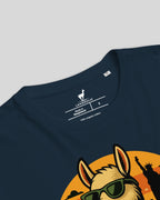 Detailaufnahme des Nackenlabels vom Lamerica T-Shirt in French Navy. Zeigt die einzigartiges Design und das Markenlogo.